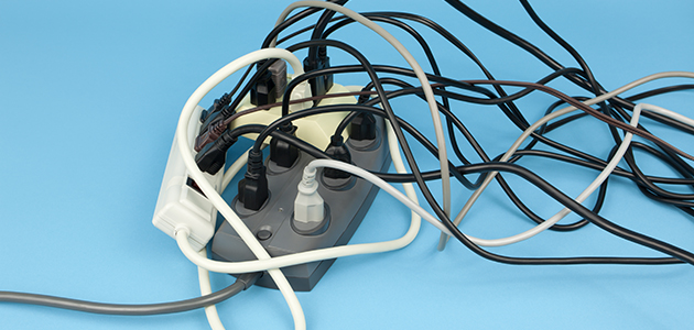 Extensor y cables de alimentaci&oacute;n el&eacute;ctrica desordenados
