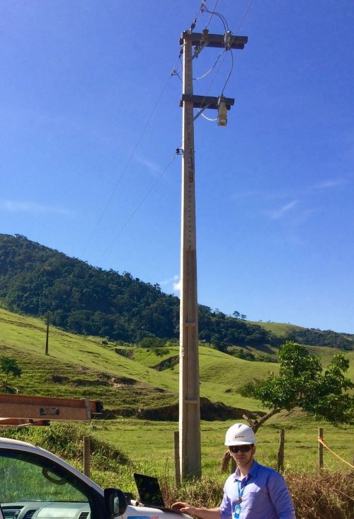 Un ingeniero de Energisa Minas Gerais revisa los registros del reconectador TripSaver II.
