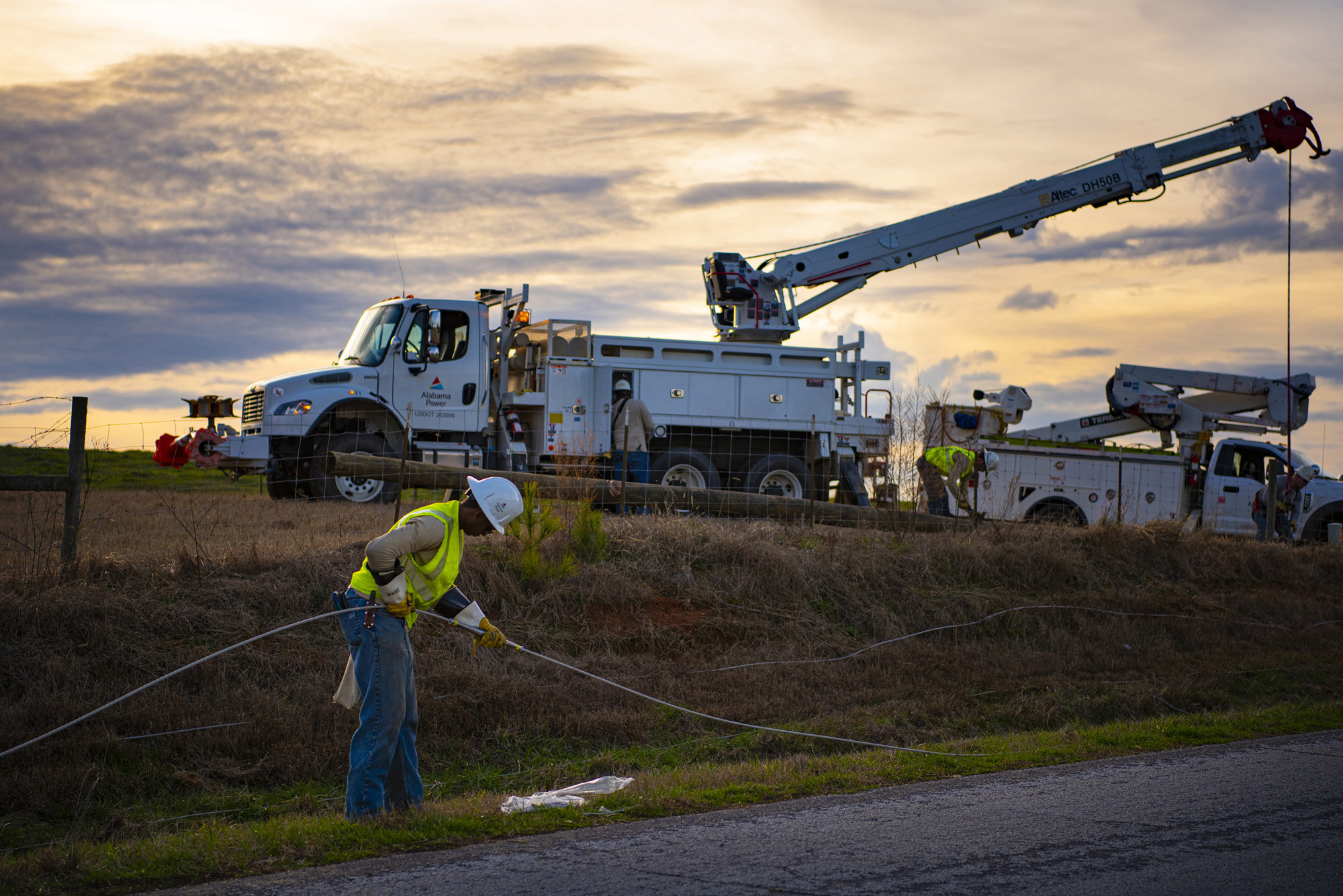 Personal de Alabama Power trabaja para restablecer la electricidad en una zona rural