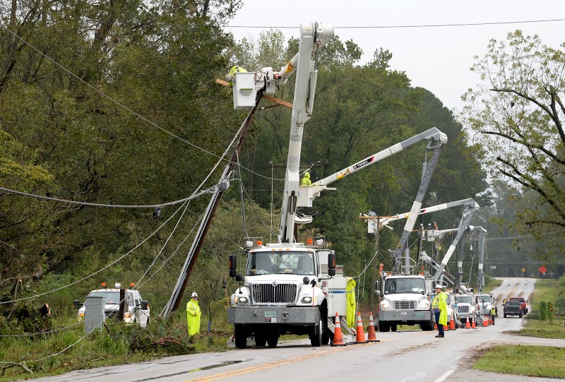 El equipo de FPL restablece el suministro eléctrico tras el huracán.