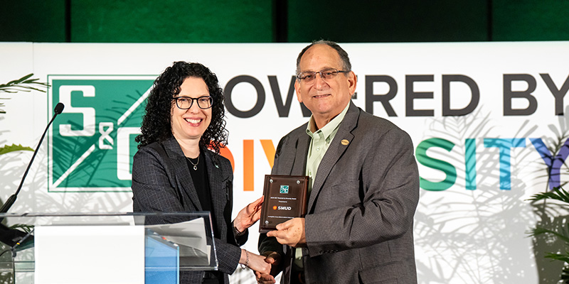 S and C Electric Company’s Chief Human Resources Officer, Nicole Colen, presents the S&C Empowering People Award to Sacramento Municipal Utility District